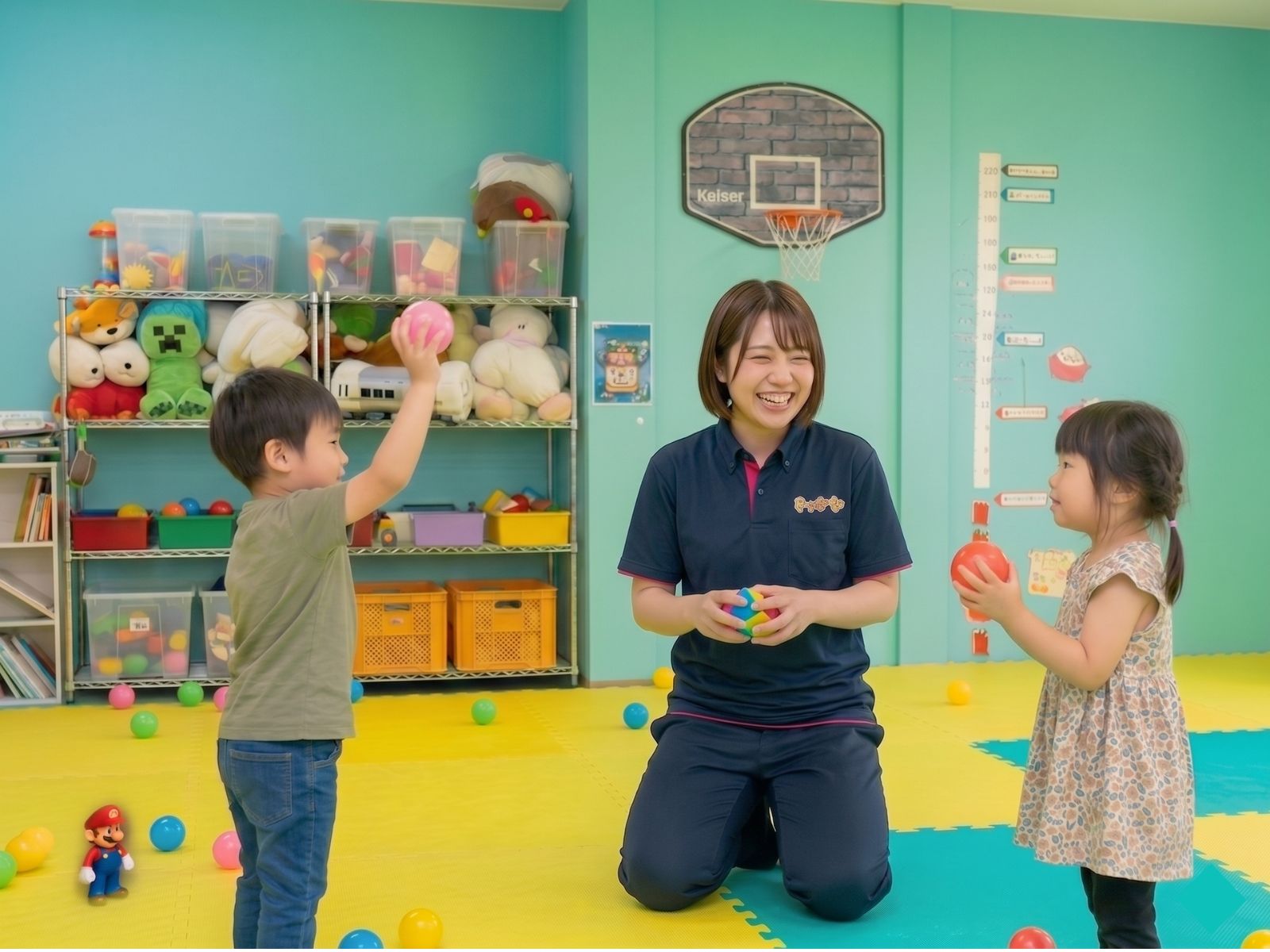 スタッフが満面の笑みで子どもとなわとびなど全力で遊ぶ様子